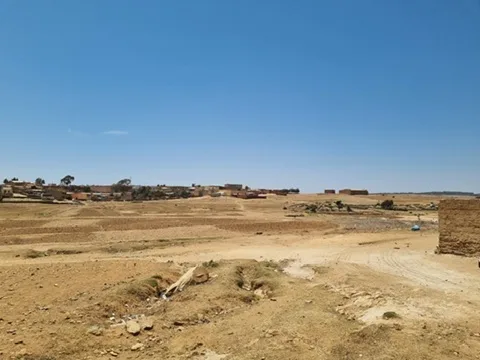 ጥራዩ መሬት ኣብ ዓዲ ነፋስ፣ እታ ዓዲ ኣብ ድሕሪት — ህንጸት ከይጀመረ።