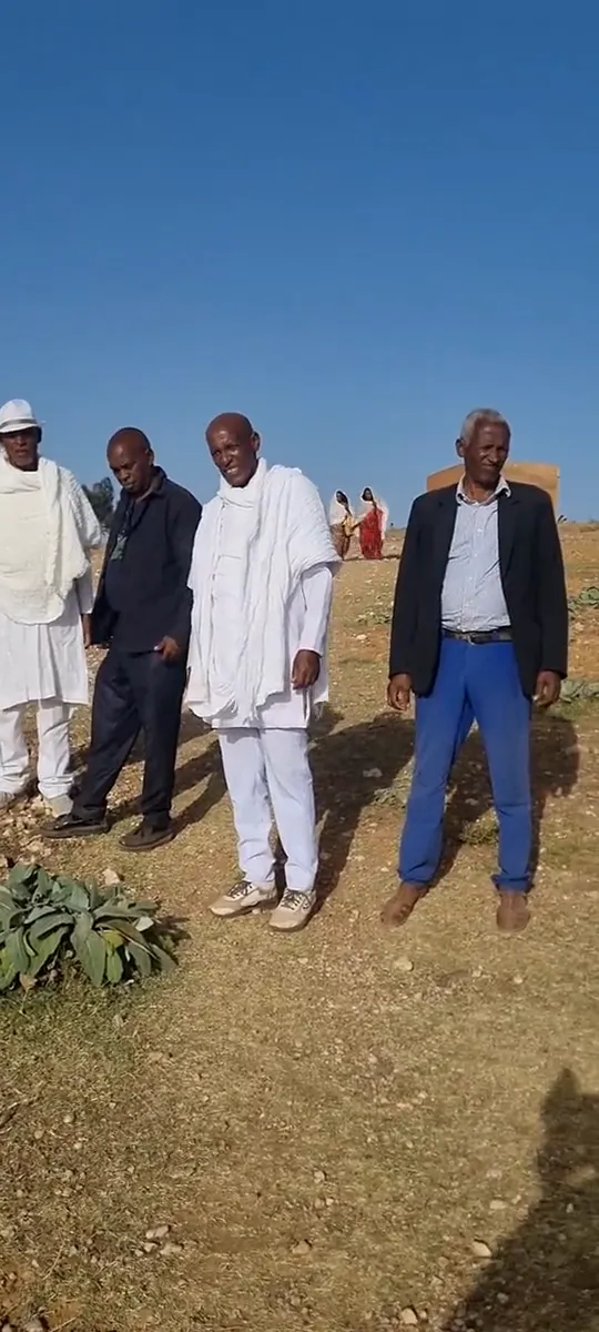 ኣብ ቦታ ዓዲ ነፋስ — እቶም ነቲ ፕሮጀክት ዝድግፉ ሰባትን እቲ ማእከል ጥዕና ዝህነጸሉ ጥራዩ መሬትን።